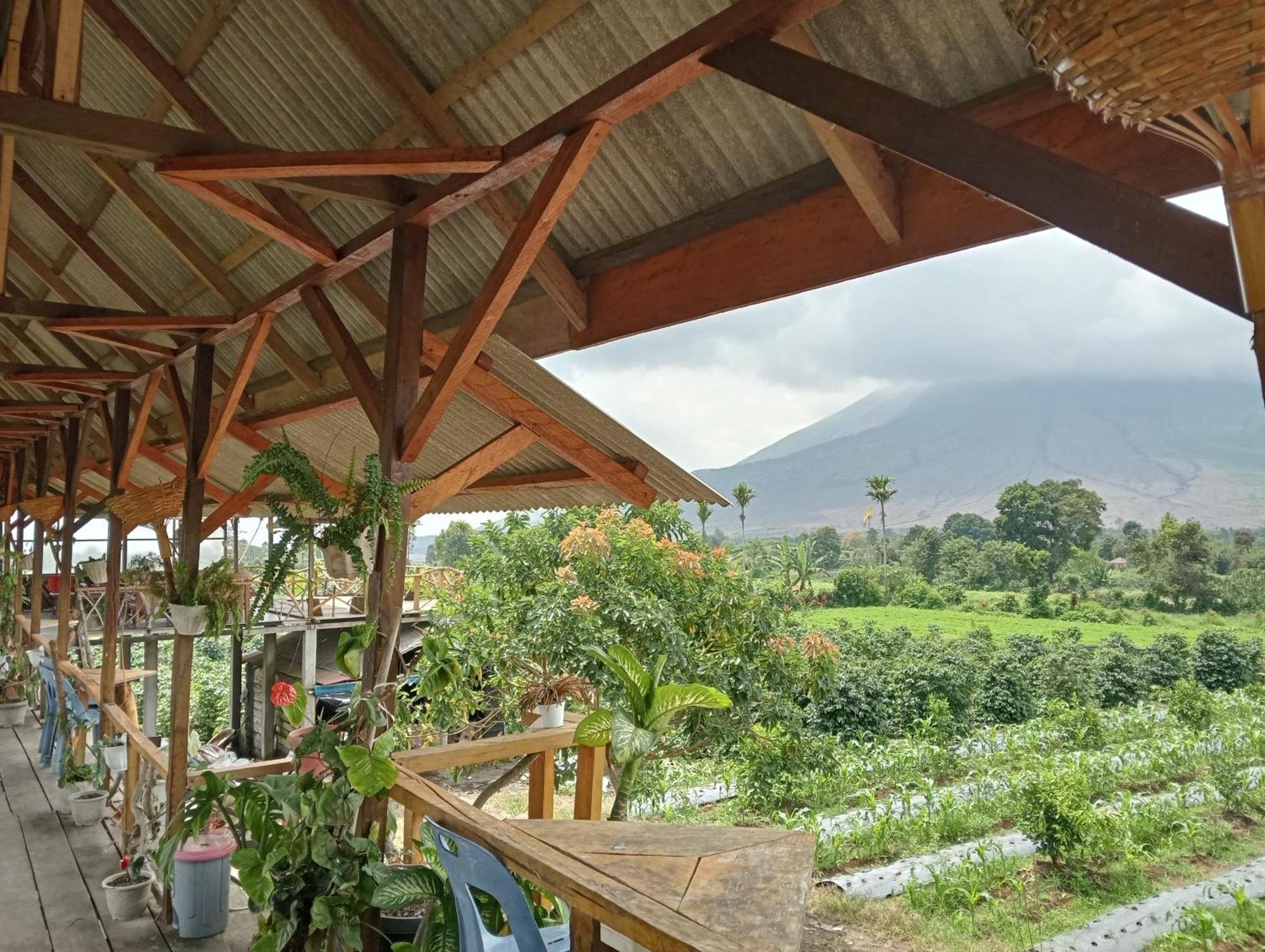 Vulkaan Homestay Berastagi Exterior photo